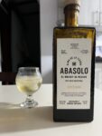 Botella junto a copa de Whisky Abasolo